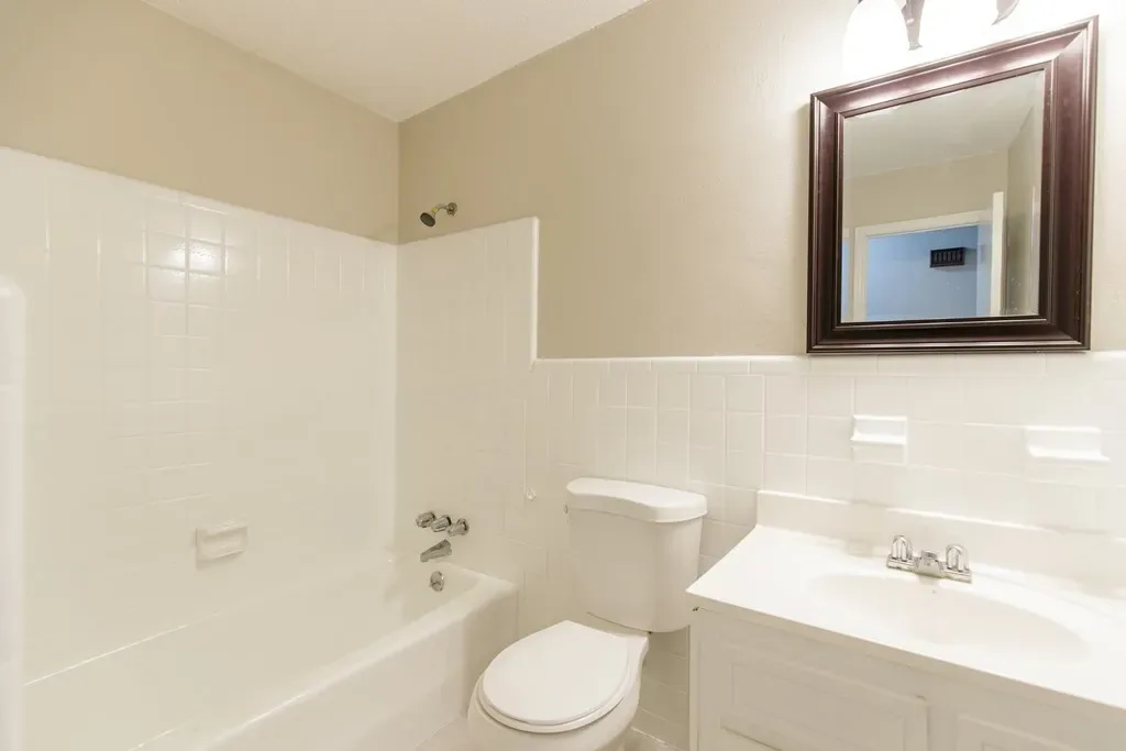 Second bathroom at 1211 Gornto Rd