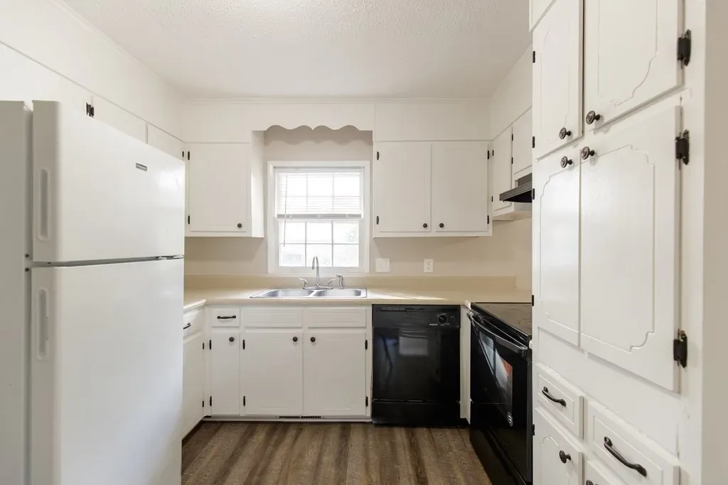 Kitchen with dishwasher at 1211 Gornto Rd